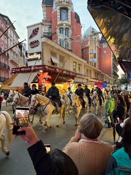 Parade_of_horses_in_Lourdes_resized.jpg