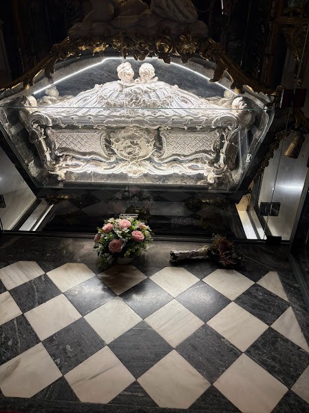 Silver_coffin_of_St_Teresa_of_Jesus_Avila_resized.jpg
